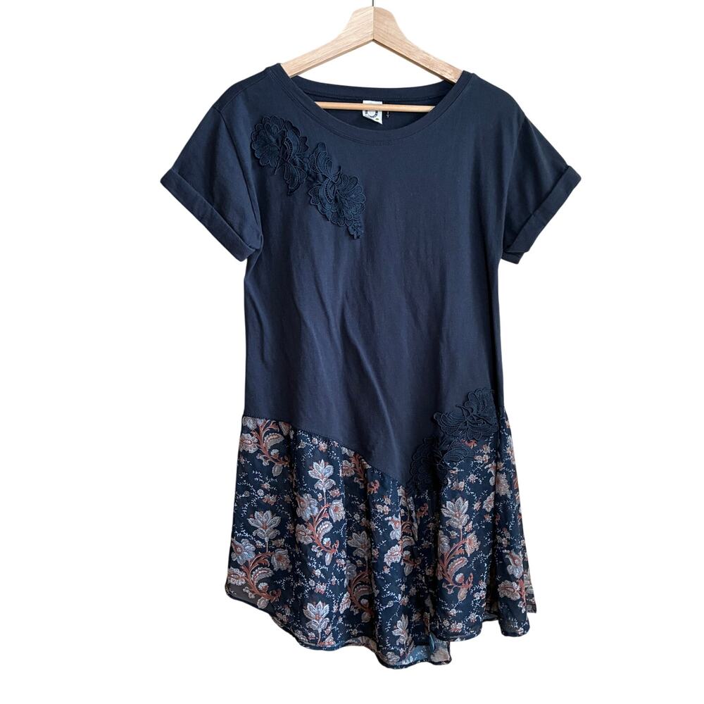 Anthropologie Akemi + Kin cotton navy floral longline t-shirt women's size small